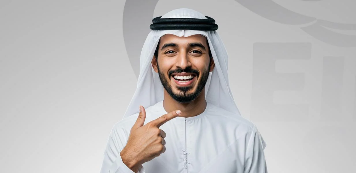 رجل مبتسم بالزي السعودي